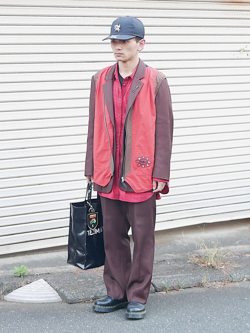 「低身長男子、soe、JW Anderson x UNIQLO、ドクターマーチン、uniform experiment、ポケモン、KIJIMA TAKAYUKI、黒キャップ、セットアップスタイル、ブラウンジャケット、テーラードジャケット、ブラウンパンツ、チェルシーブーツ、ナイロンベスト、ロングシャツ」｜「ブログ・YouTubeのアイテム（その他、その他）」を使った、小柄の小松@162cmさん（メンズ・162cm）の秋コーディネートの2枚目の写真