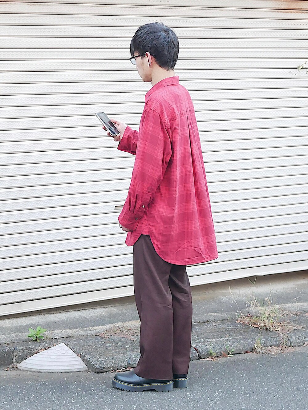「低身長男子、soe、JW Anderson x UNIQLO、ドクターマーチン、kaiko、Paul Smith、赤シャツ、フランネルシャツ、チェック柄、ロングシャツ、レディース、レディースアイテム、ブラウンパンツ、チェルシーブーツ、ワイドスラックス」｜「ブログ・YouTubeのアイテム（その他、その他）」を使った、小柄の小松@162cmさん（メンズ・162cm）の秋コーディネートの3枚目の写真