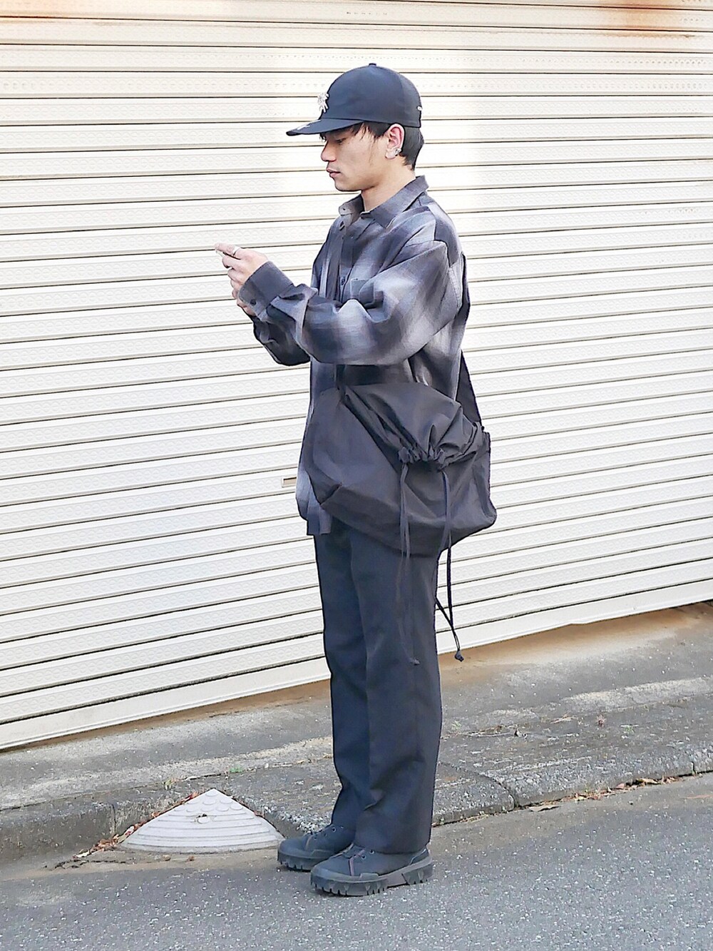 「低身長男子、soe、ユニクロU、UNIQLO U、GUコーデ、オニツカタイガー、ポケモン、KIJIMA TAKAYUKI、kaiko、チェック柄、ドローストリングショルダーバッグ、ナイロンバッグ、ロングシャツ、黒キャップ、白黒」｜「ブログ・YouTubeのアイテム（その他、その他）」を使った、小柄の小松@162cmさん（メンズ・162cm）の冬コーディネートの2枚目の写真