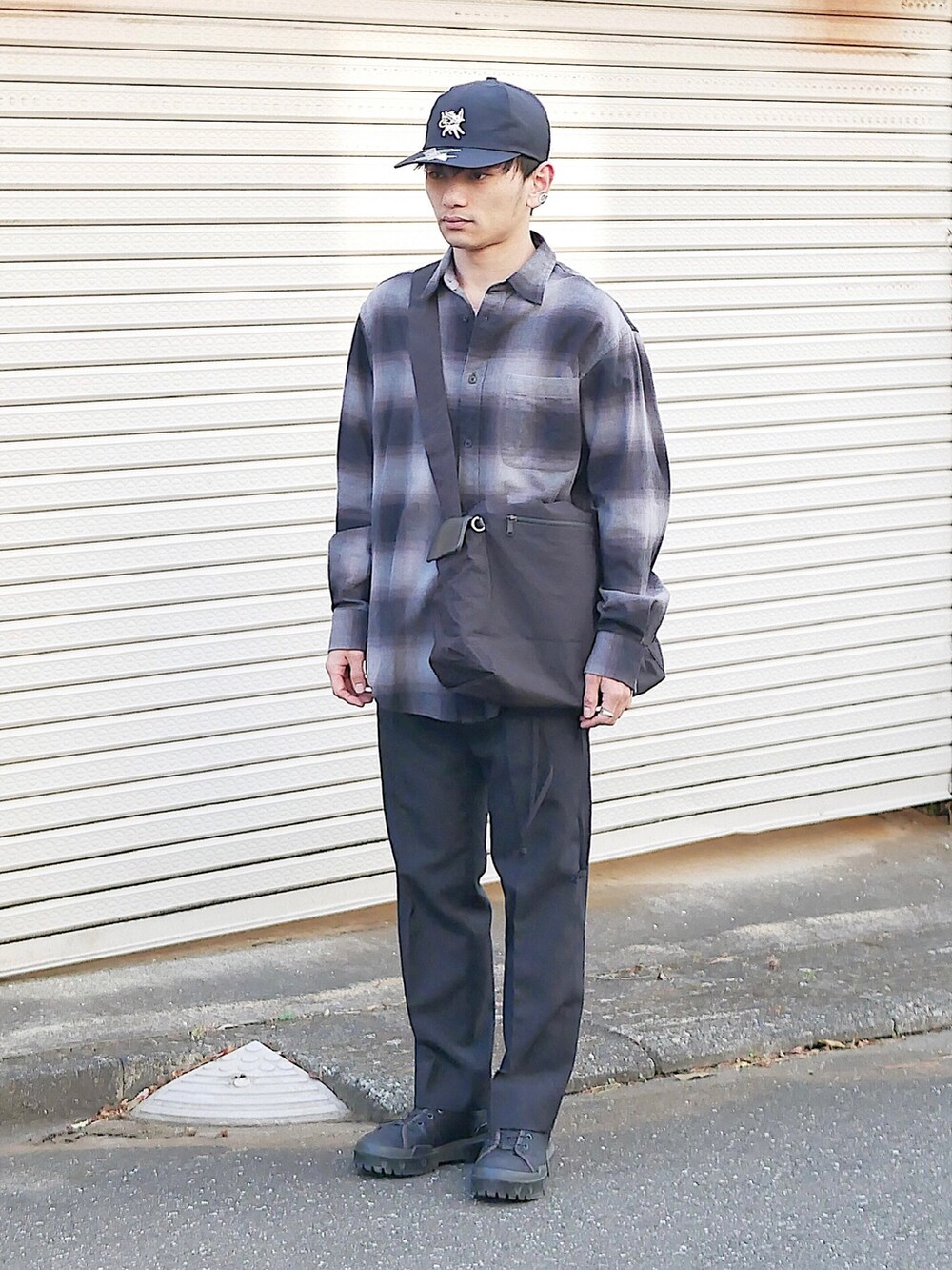 「低身長男子、soe、ユニクロU、UNIQLO U、GUコーデ、オニツカタイガー、ポケモン、KIJIMA TAKAYUKI、kaiko、チェック柄、ドローストリングショルダーバッグ、ナイロンバッグ、ロングシャツ、黒キャップ、白黒」｜「ブログ・YouTubeのアイテム（その他、その他）」を使った、小柄の小松@162cmさん（メンズ・162cm）の冬コーディネートの3枚目の写真