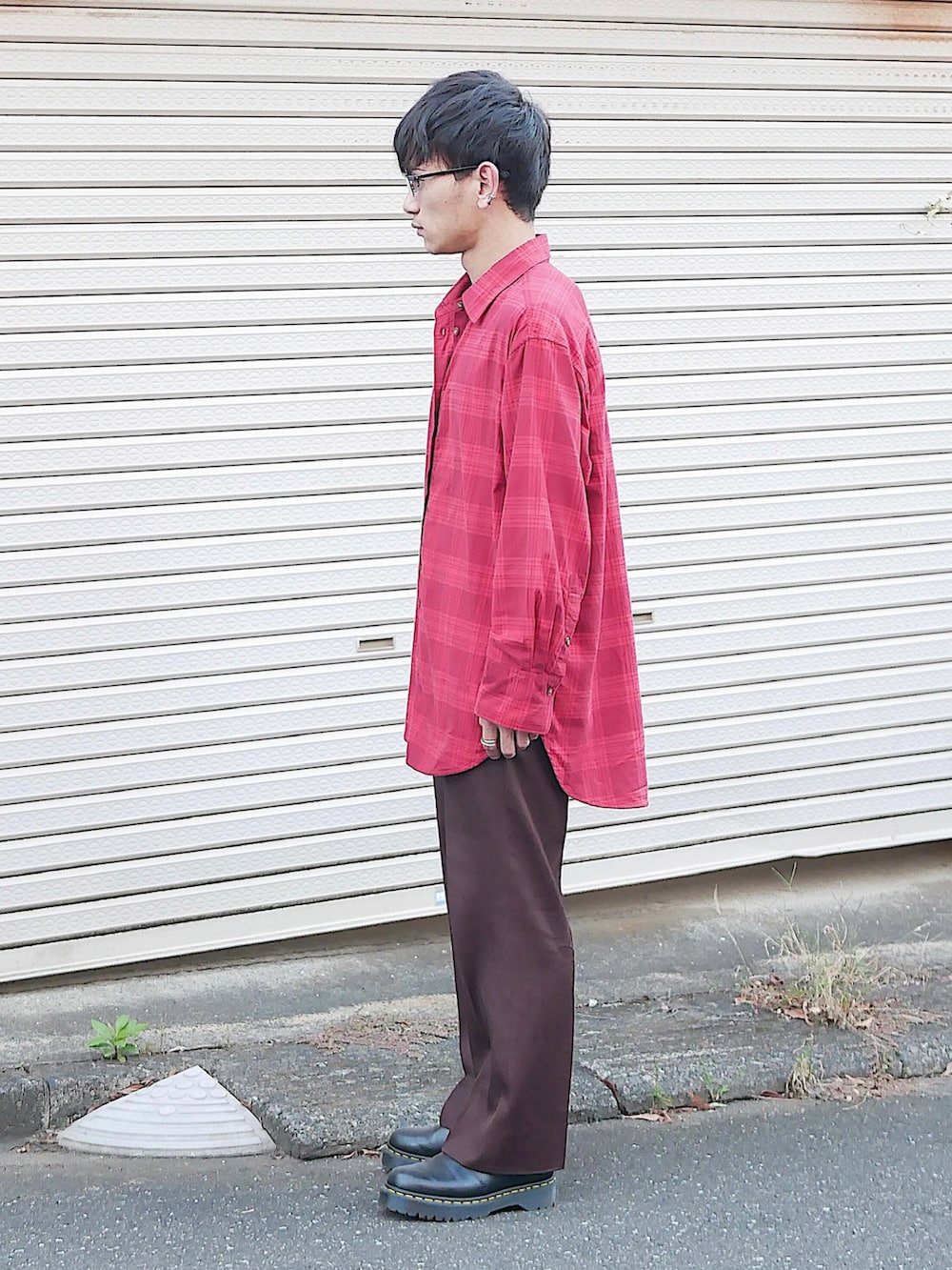 「低身長男子、soe、JW Anderson x UNIQLO、ドクターマーチン、kaiko、Paul Smith、赤シャツ、フランネルシャツ、チェック柄、ロングシャツ、レディース、レディースアイテム、ブラウンパンツ、チェルシーブーツ、ワイドスラックス」｜「ブログ・YouTubeのアイテム（その他、その他）」を使った、小柄の小松@162cmさん（メンズ・162cm）の秋コーディネートの2枚目の写真
