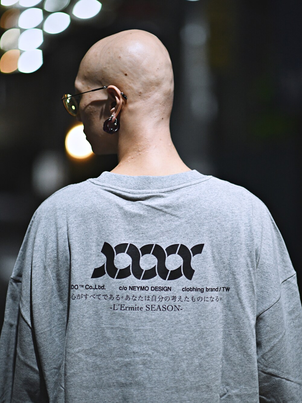 グレー系のトップス、ブラック系のパンツ、その他のその他を着用したメンズの夏コーディネートの2枚目の写真