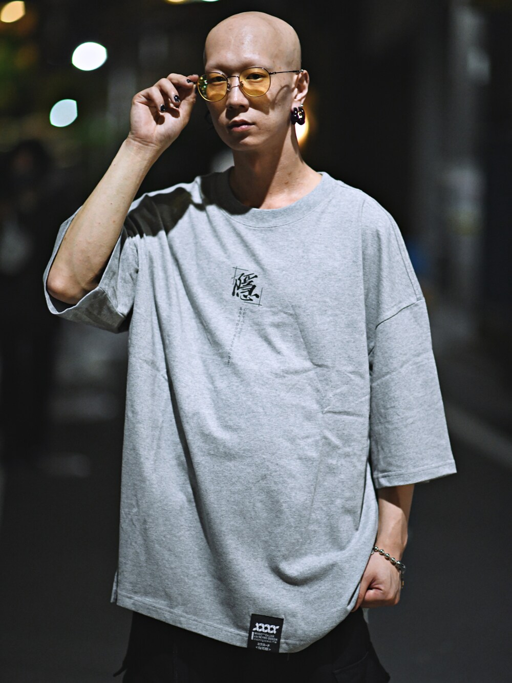 グレー系のトップス、ブラック系のパンツ、その他のその他を着用したメンズの夏コーディネートの4枚目の写真