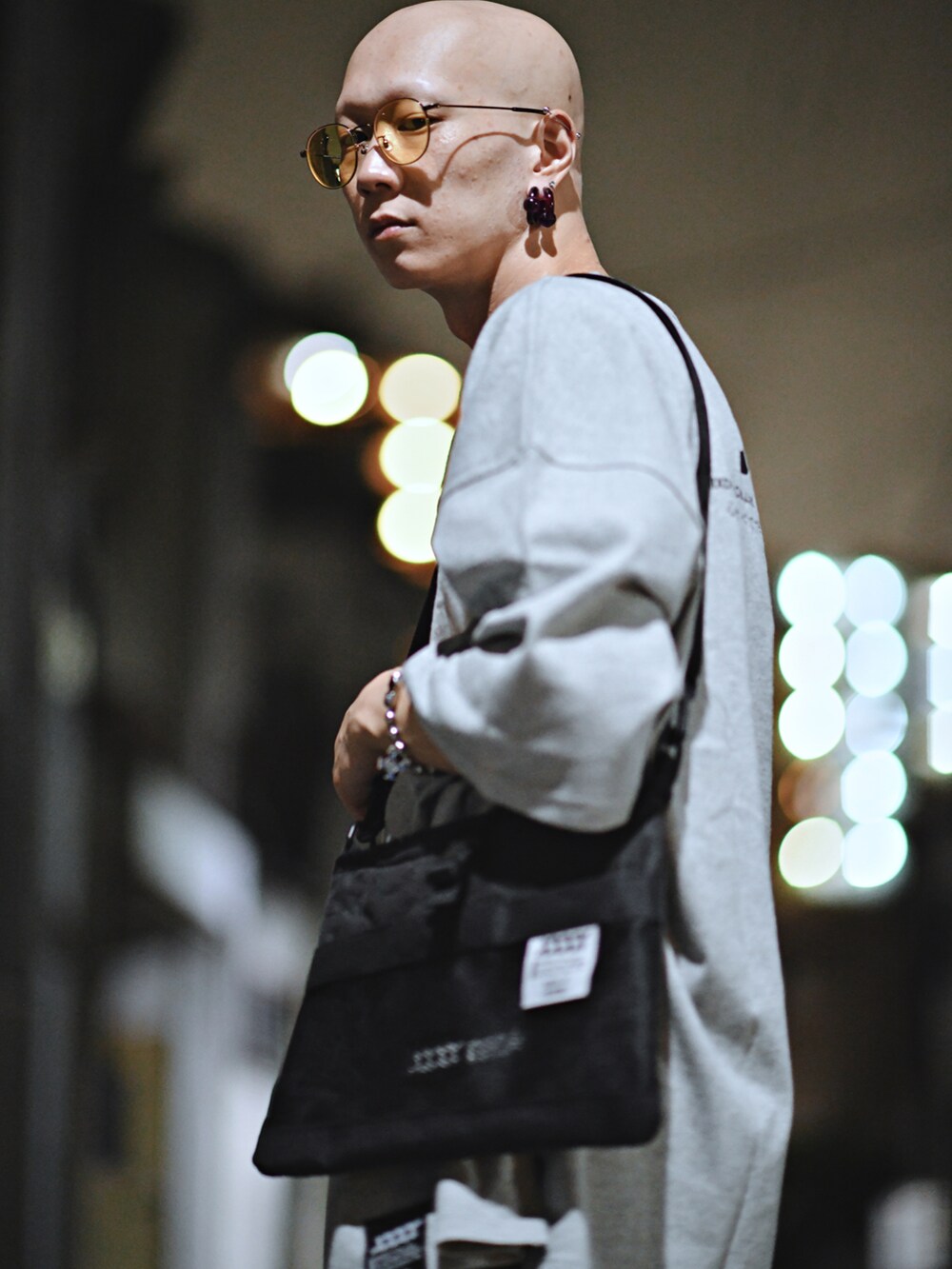 グレー系のトップス、ブラック系のパンツ、その他のその他を着用したメンズの夏コーディネートの3枚目の写真