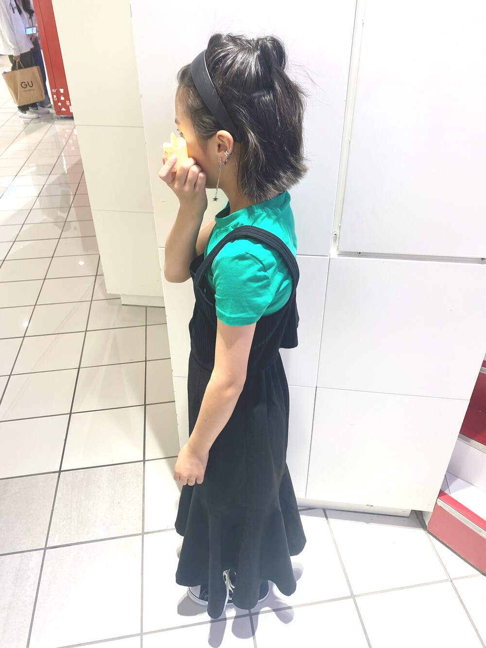 「女の子、キッズコーデ、キッズファッション、休日コーデ、お出かけコーデ、春夏コーデ、シンプルコーデ、シンプル、Tシャツ、グリーン」｜「GLOBAL WORKのキッズ/さらさら快適マーメイドスカート/273268（スカート、ブラック系）」を使った、ki☺︎hoさん（キッズ・140cm）の春コーディネートの2枚目の写真
