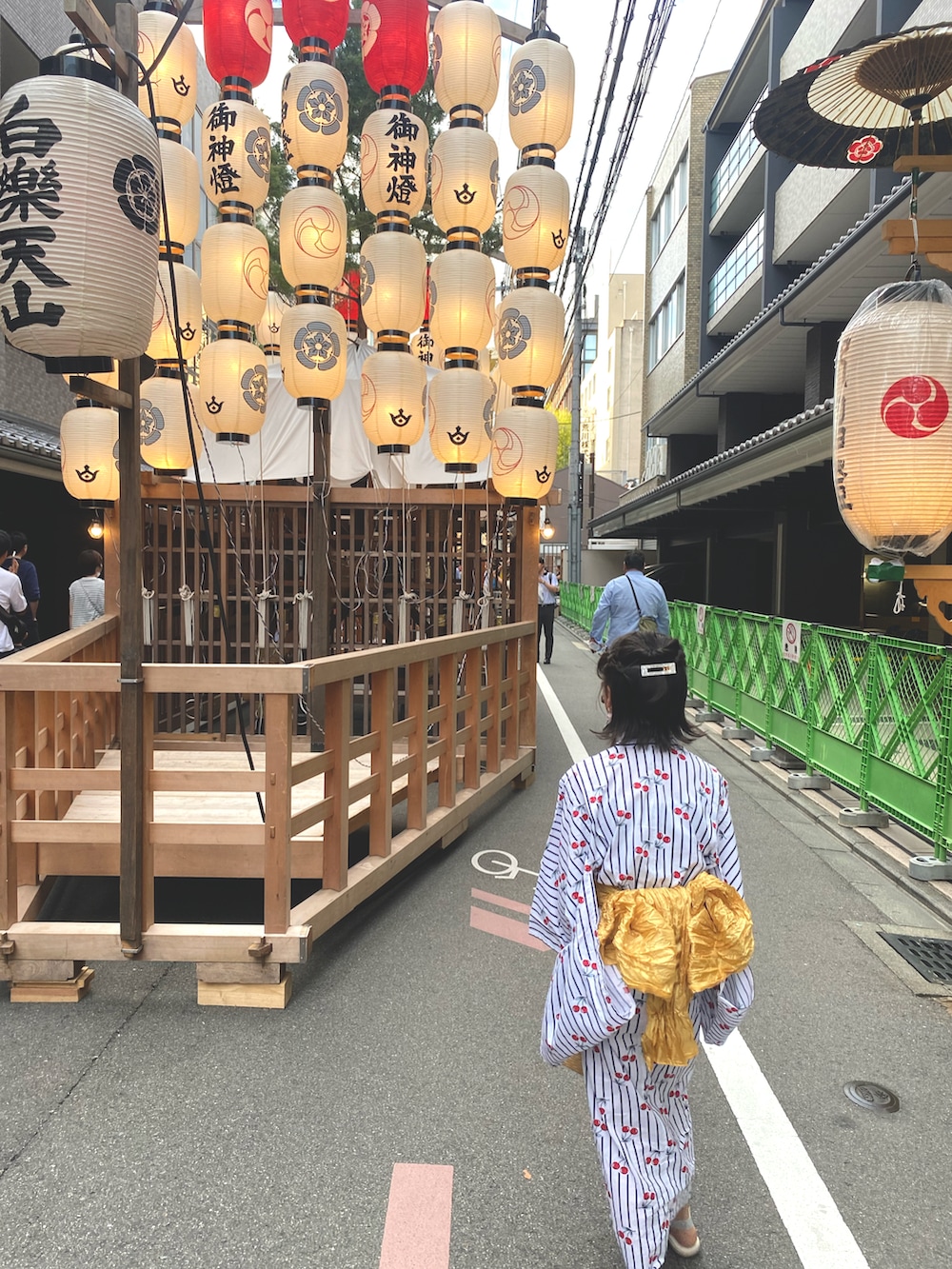 「女の子、キッズコーデ、キッズファッション、休日スタイル、お出かけコーデ、休日コーデ、浴衣、お祭り、夏コーデ、夏」｜「pairmanonの総柄 花柄 フルーツ柄 ストライプ柄 浴衣 兵児帯 ２点 セット（浴衣、ブルー系）」を使った、ki☺︎hoさん（キッズ・140cm）の夏コーディネートの2枚目の写真