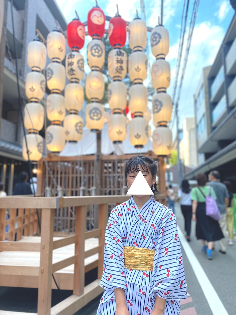 「女の子、キッズコーデ、キッズファッション、休日スタイル、お出かけコーデ、休日コーデ、浴衣、お祭り、夏コーデ、夏」｜「pairmanonの総柄 花柄 フルーツ柄 ストライプ柄 浴衣 兵児帯 ２点 セット（浴衣、ブルー系）」を使った、ki☺︎hoさん（キッズ・140cm）の夏コーディネートの3枚目の写真
