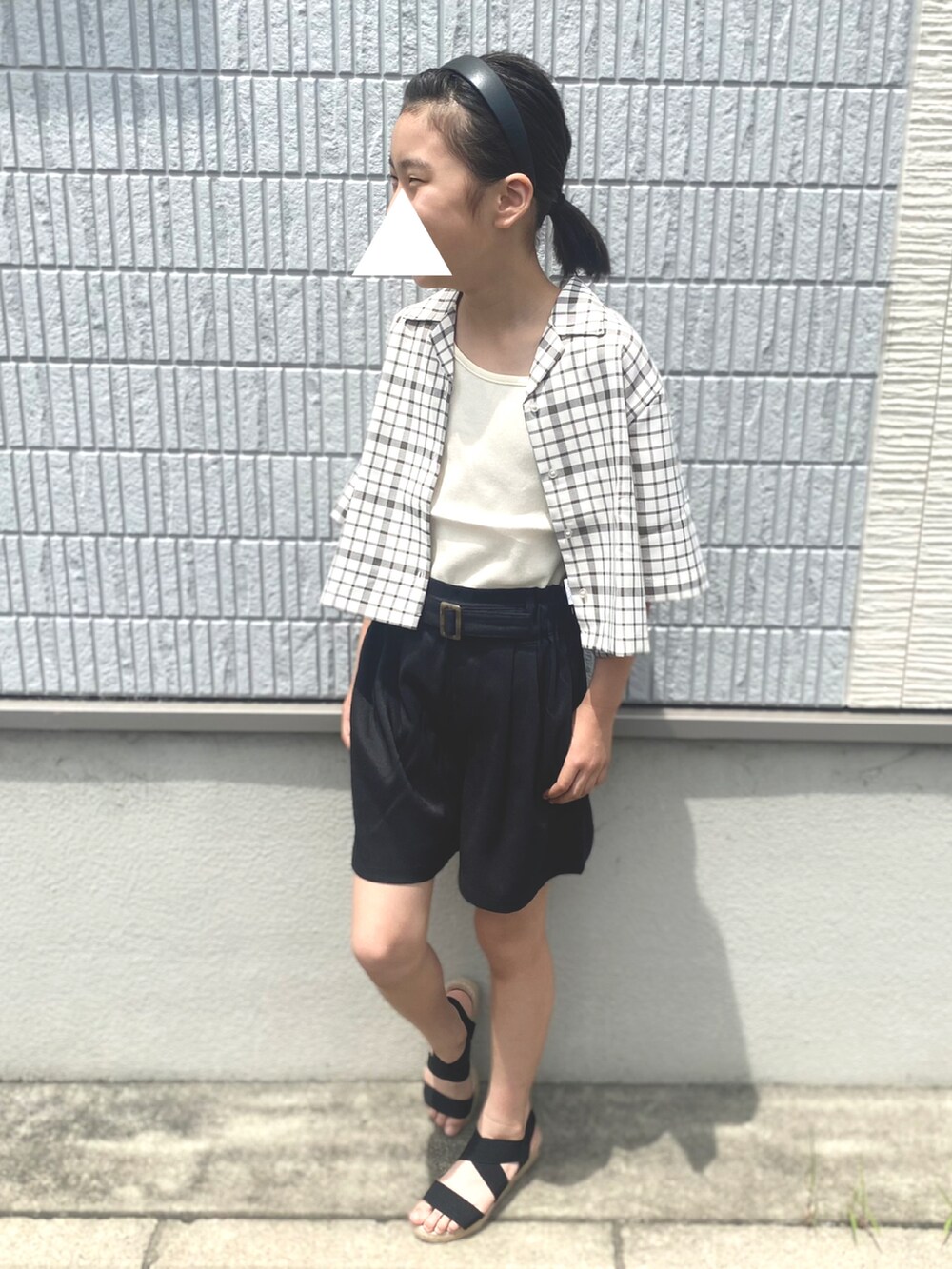 ブラック系のその他パンツ、ホワイト系のタンクトップ、ブラック系のサンダルを着用したキッズの夏コーディネートの2枚目の写真