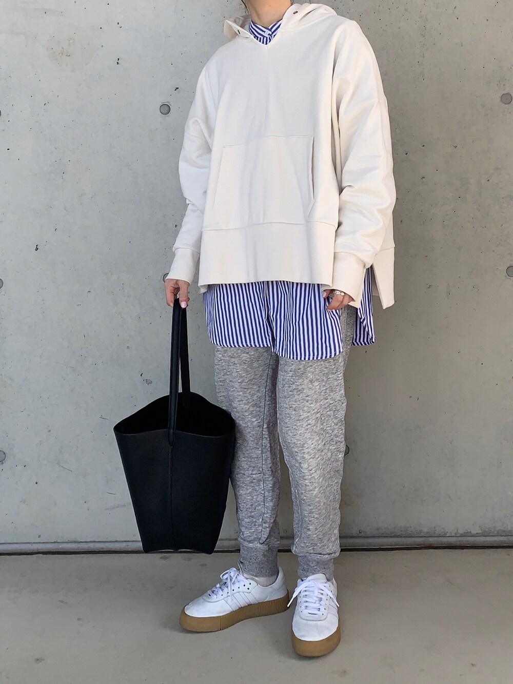 「春服デビュー宣言、春、オトナカジュアル、春服、春服みてみて、カジュアルコーデ、スニーカーコーデ、スニーカー、ママファッション、スウェットパンツ、スウェットコーデ、UNIQLO、ユニクロ、スポーツミックス」｜「oblektのアイテム（パーカー、ホワイト系）」を使った、Aさん（レディース・156cm）の春コーディネートの2枚目の写真