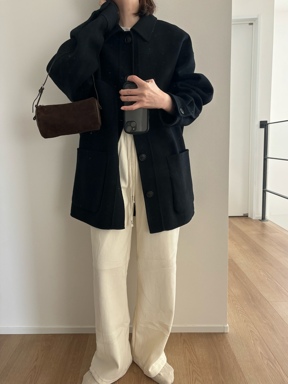 ホワイト系のTシャツ/カットソー、ブラック系のジャケット/アウター、ホワイト系のその他パンツを着用したレディースの秋コーディネートの2枚目の写真