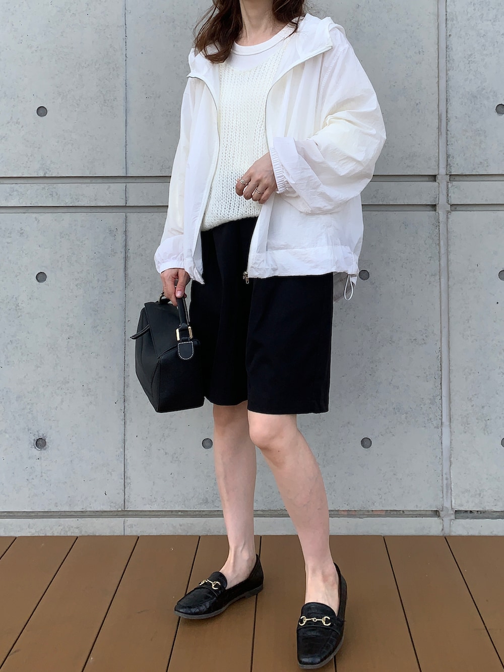 「シンプルコーデ、モノトーン、モノトーンコーデ、ハーフパンツ、春服、春、キレイめカジュアル、ローファー、ビットローファー、カジュアルスタイル、フラットシューズ、オトナカワイイ、レイヤードスタイル、フード、フーディー」｜「MERCIのアイテム（ナイロンジャケット、ホワイト系）」を使った、Aさん（レディース・156cm）の春コーディネートの2枚目の写真
