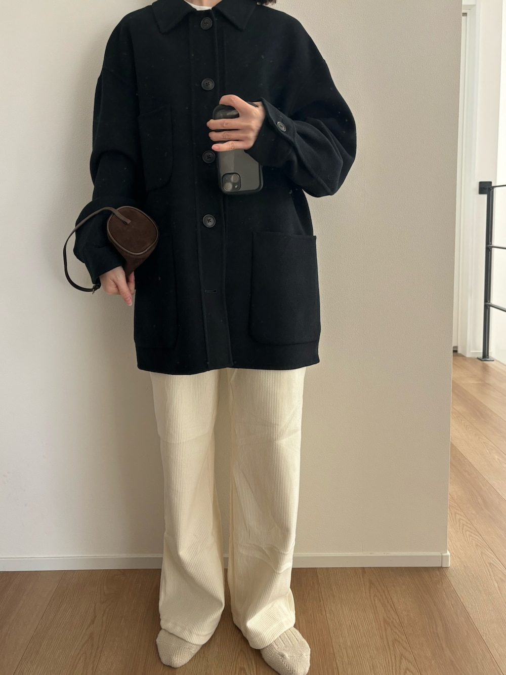 ホワイト系のTシャツ/カットソー、ブラック系のジャケット/アウター、ホワイト系のその他パンツを着用したレディースの秋コーディネートの4枚目の写真