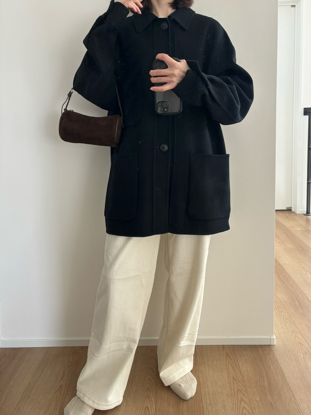 ホワイト系のTシャツ/カットソー、ブラック系のジャケット/アウター、ホワイト系のその他パンツを着用したレディースの秋コーディネートの3枚目の写真