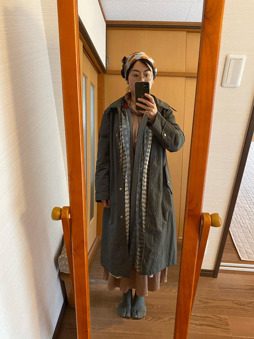 ブラウン系のワンピース、ブルー系のその他トップス、グリーン系のその他アウターを着用したレディースの秋コーディネートの2枚目の写真