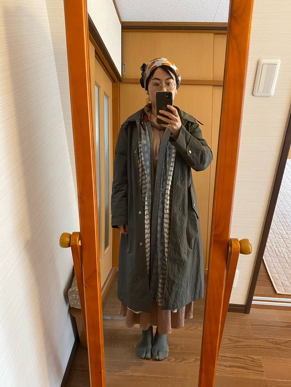 ブラウン系のワンピース、ブルー系のその他トップス、グリーン系のその他アウターを着用したレディースの秋コーディネートの3枚目の写真