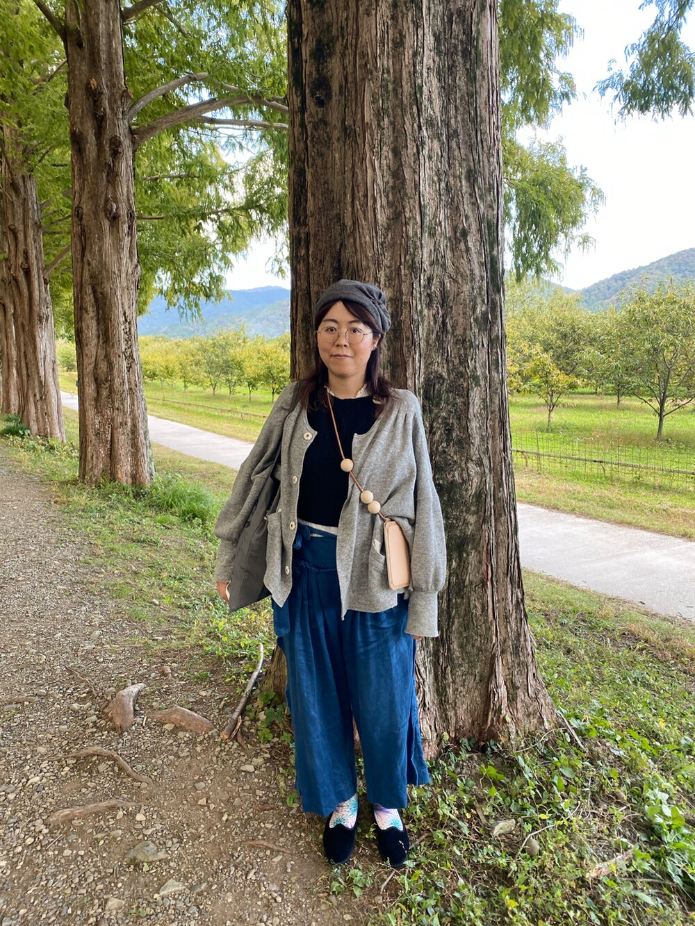 ブラック系のベスト、ブルー系のその他パンツ、ブラック系のスリッポンを着用したレディースの秋コーディネートの2枚目の写真