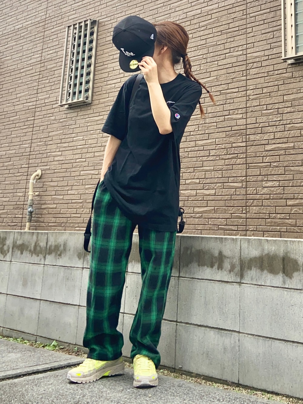 「ロゴT、ビッグシルエット、Tシャツ、チェック、チェックパンツ、グリーン、キャップ、スニーカー、厚底シューズ、トートバッグ、プチプラ、フェススタイル、NIKE、Champion、NEW ERA」｜「ISOOKのGreen check relax pants / グリーンチェックリラックスパンツ（nana select）（その他パンツ、グリーン系）」を使った、youkiさん（レディース・161cm）の夏コーディネートの2枚目の写真