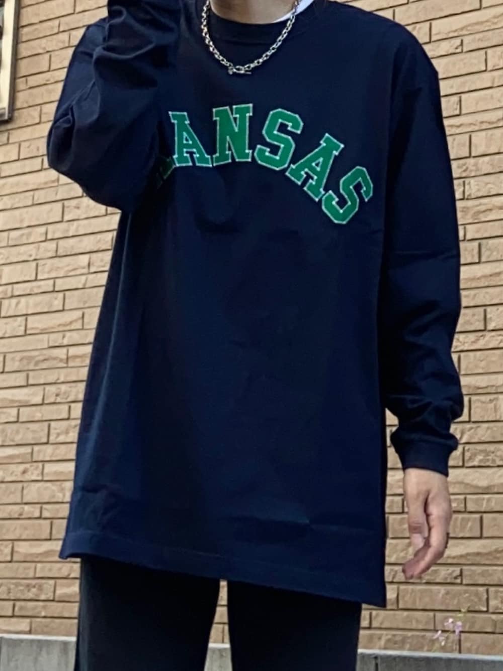 ブルー系のTシャツ/カットソー、グリーン系のスニーカー、グリーン系のキャップを着用したレディースの秋コーディネートの2枚目の写真