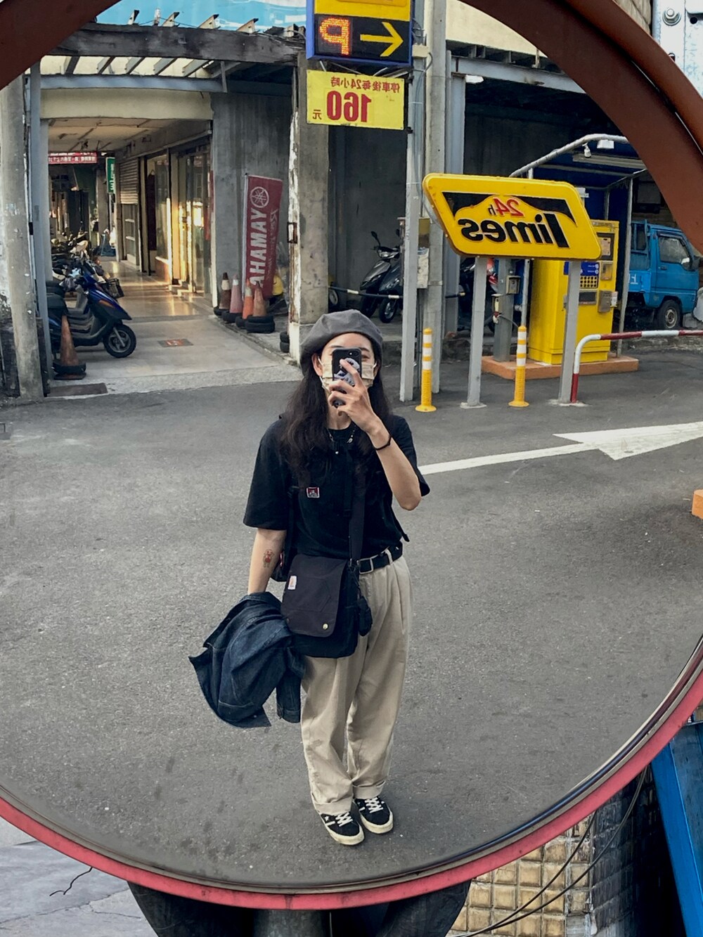 ベージュ系のスラックス、ブラック系のTシャツ/カットソー、ブラック系のスニーカーを着用したレディースの冬コーディネートの2枚目の写真