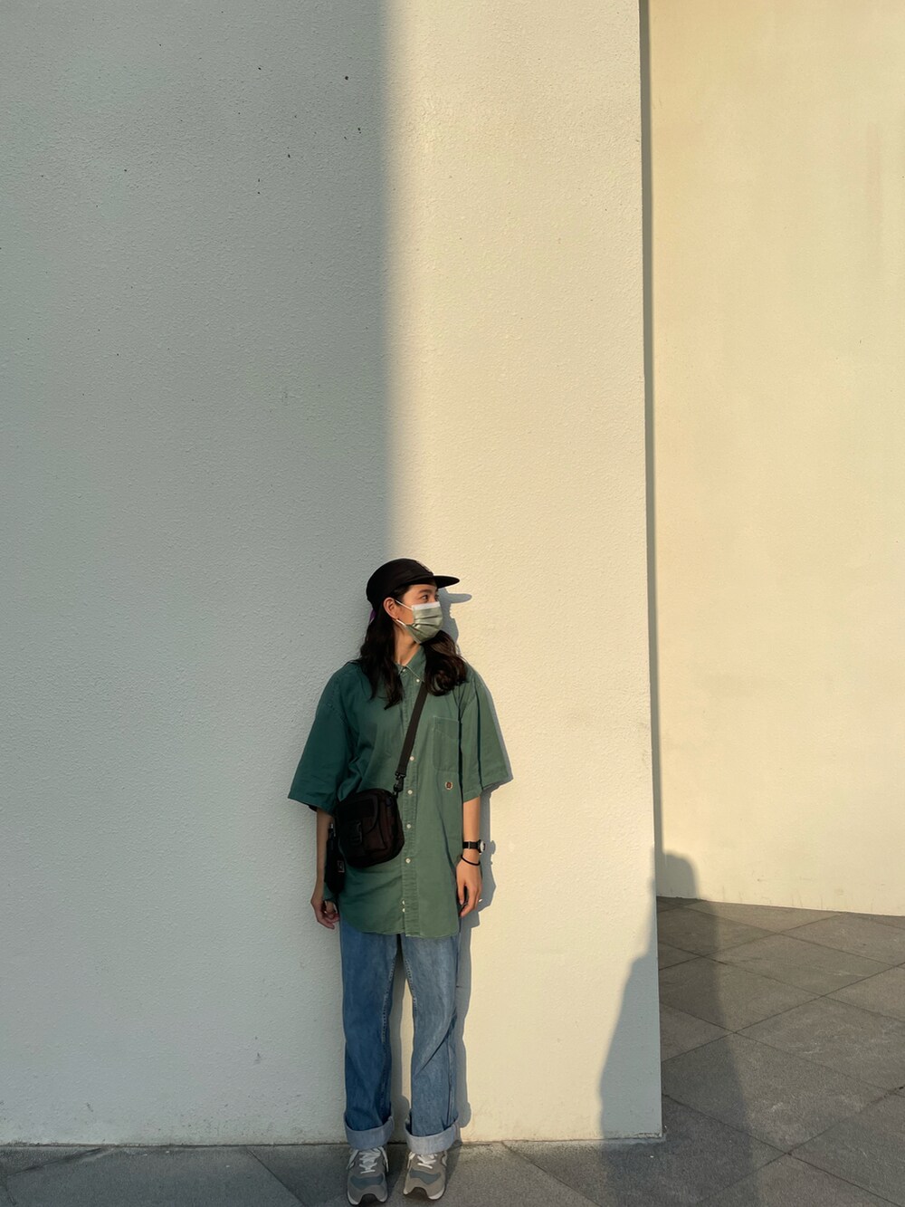 グリーン系のシャツ/ブラウス、ブルー系のデニムパンツ、グレー系のスニーカーを着用したレディースの秋コーディネートの4枚目の写真