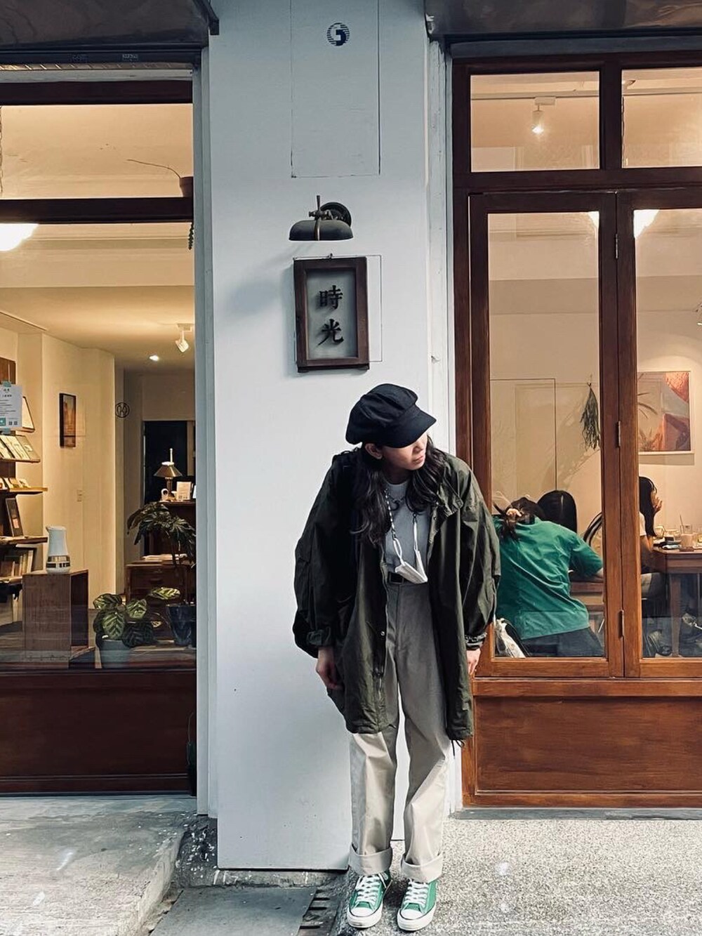 ブラック系のバックパック/リュック、グリーン系のスニーカーを着用したレディースの秋コーディネートの2枚目の写真