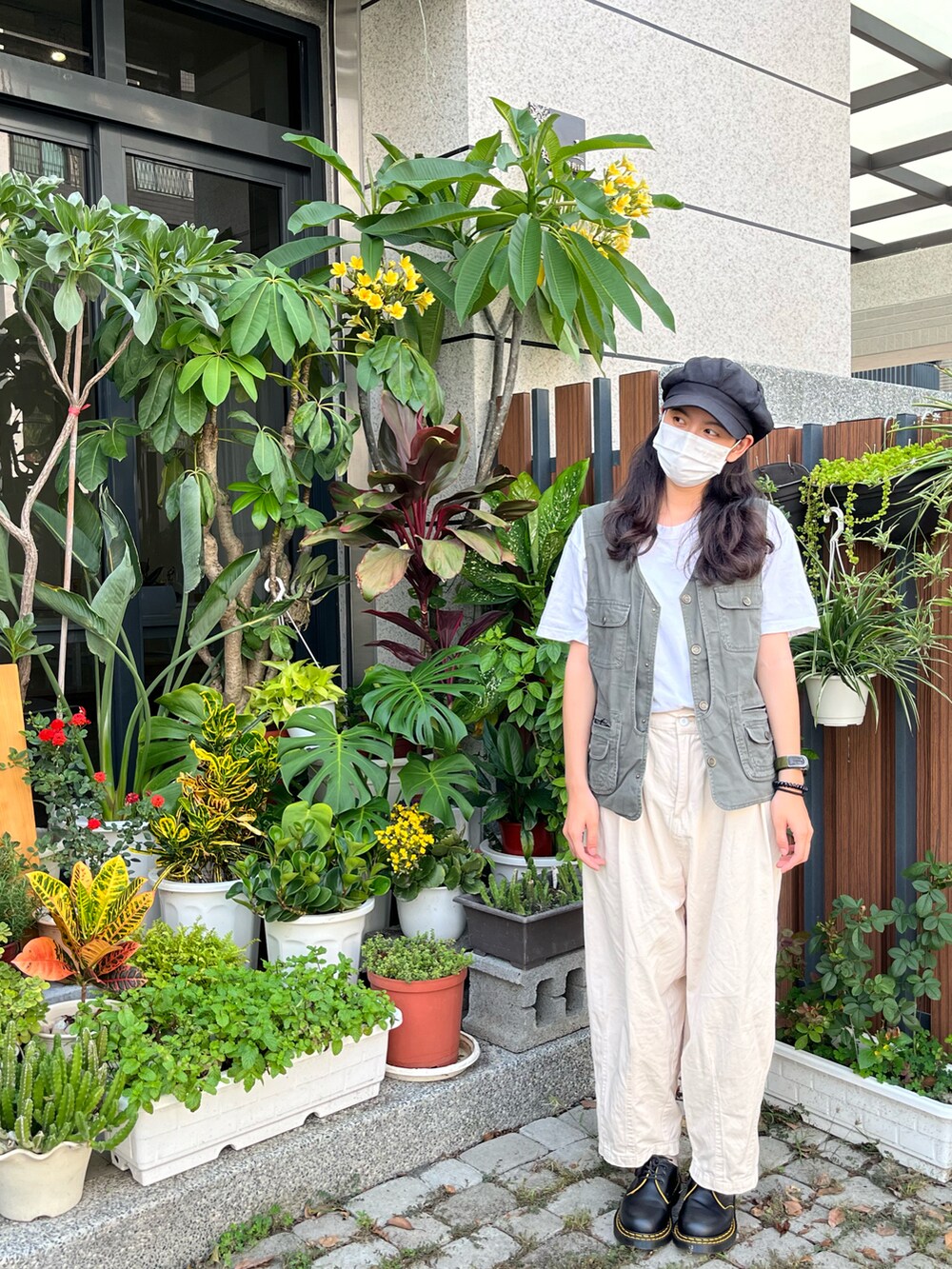 ブラック系のブーツ、ベージュ系のチノパンツ、ホワイト系のTシャツ/カットソーを着用したレディースの春コーディネートの3枚目の写真