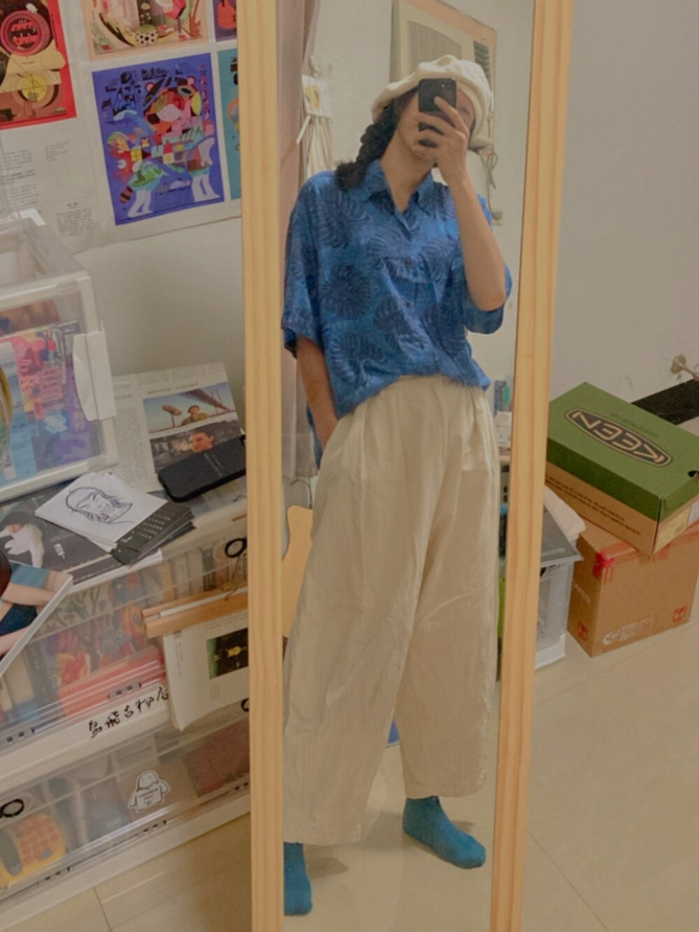 ベージュ系のチノパンツ、ブルー系のシャツ/ブラウス、ベージュ系のハンチング/ベレー帽を着用したレディースの夏コーディネートの2枚目の写真