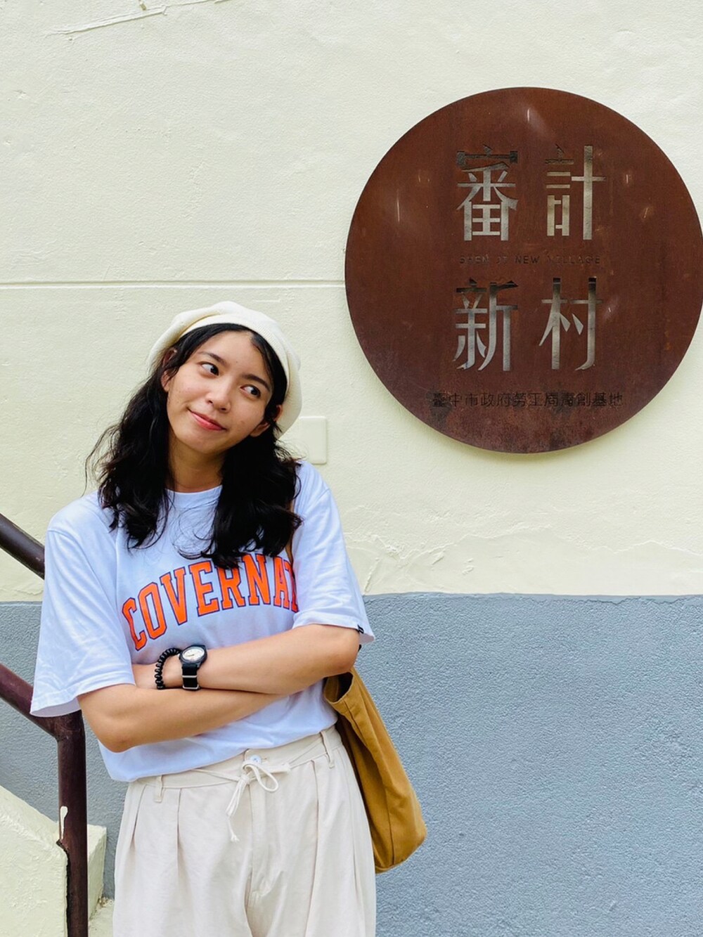 ホワイト系のTシャツ/カットソー、ブラック系のサンダル、その他のトートバッグを着用したレディースの秋コーディネートの3枚目の写真