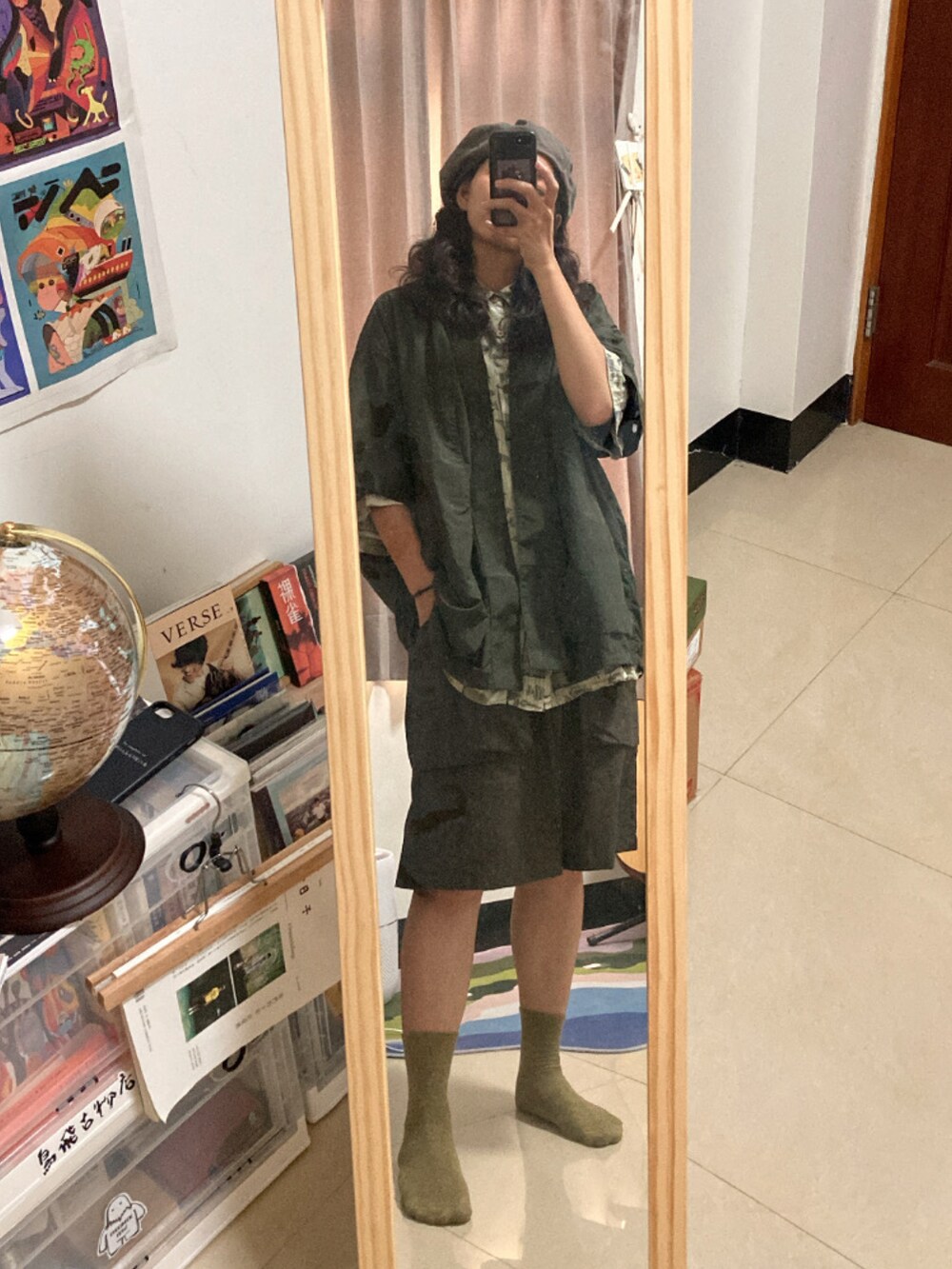 グリーン系のブルゾン、グリーン系のカーゴパンツを着用したレディースの夏コーディネートの2枚目の写真