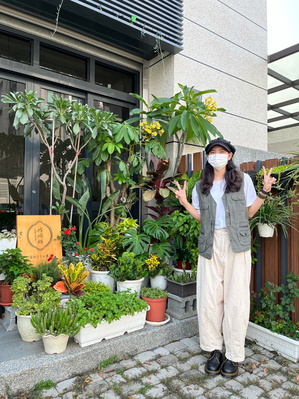 ブラック系のブーツ、ベージュ系のチノパンツ、ホワイト系のTシャツ/カットソーを着用したレディースの春コーディネートの2枚目の写真