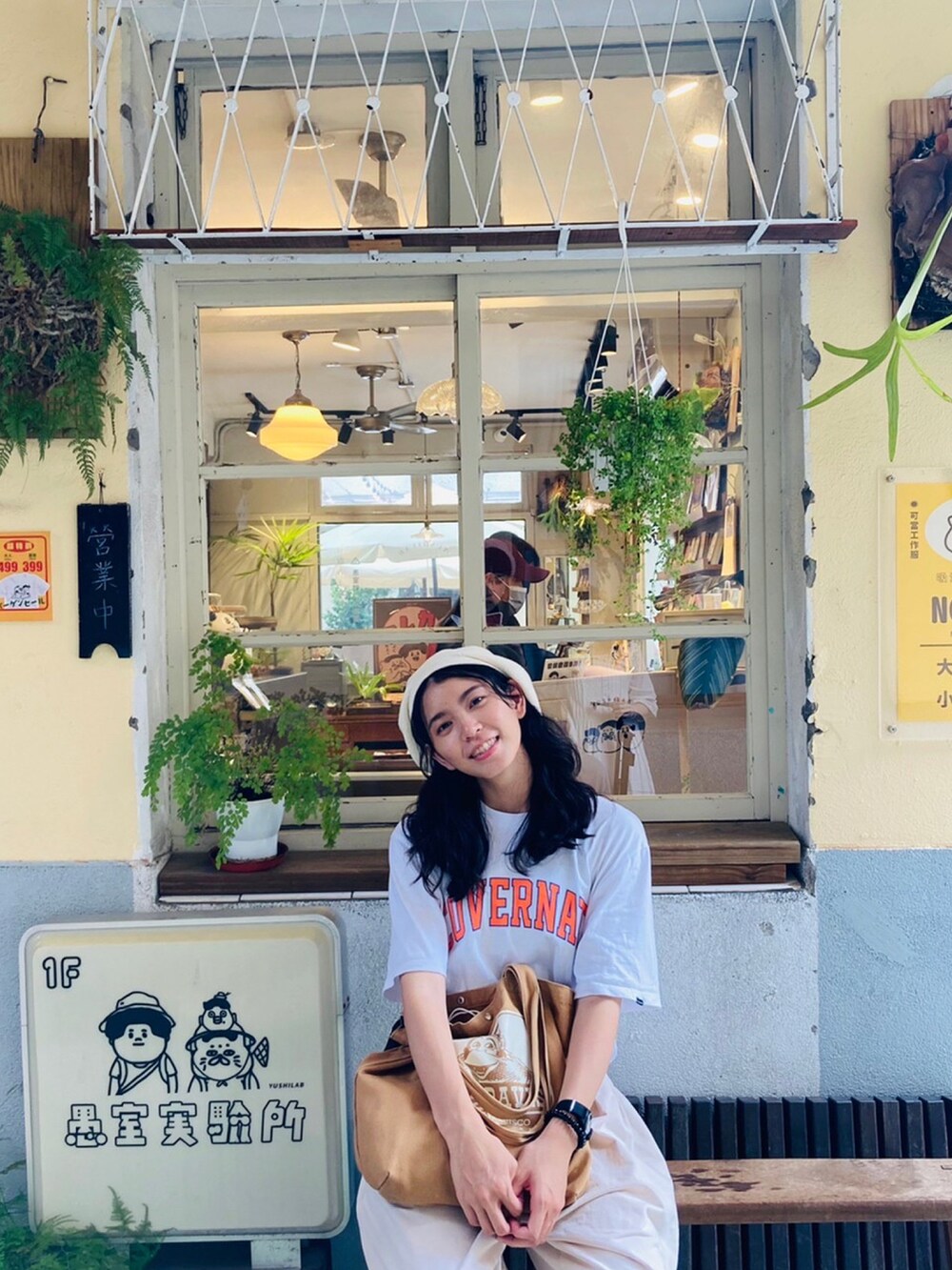 ホワイト系のTシャツ/カットソー、ブラック系のサンダル、その他のトートバッグを着用したレディースの秋コーディネートの2枚目の写真