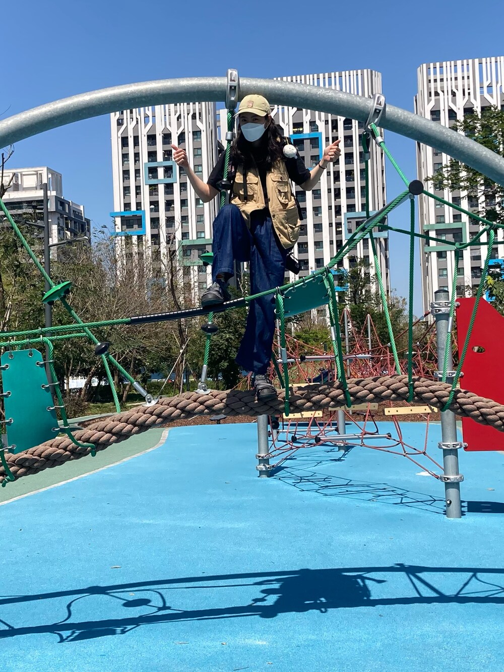 ブラック系のTシャツ/カットソー、グレー系のサンダル、ブルー系のデニムパンツを着用したレディースの春コーディネートの3枚目の写真