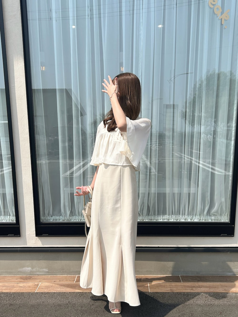 「ホワイトコーデ、キャミワンピ、夏コーデ、お出かけコーデ、大人かわいい、初夏コーデ、おしゃれさんと繋がりたい、muguet、あざとフェミニンコーデ、着回しコーデ、きれいめコーディネート、大人フェミニン」｜「muguetのアイテム（ワンピース、ホワイト系）」を使った、manaさん（レディース・159cm）の春コーディネートの2枚目の写真