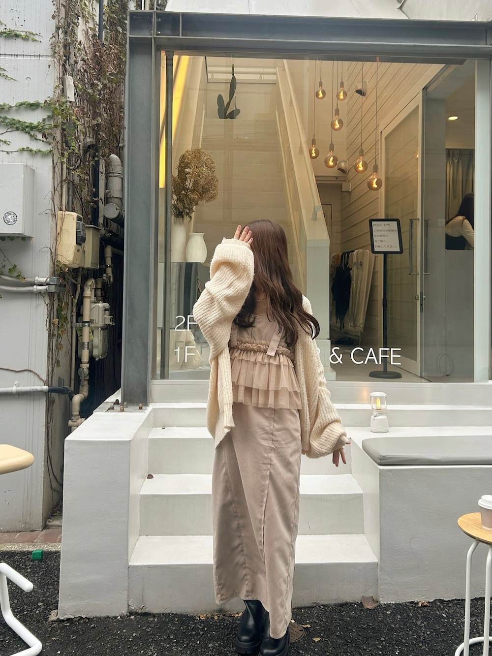 「最近のいい感じコーデ、ゆるコーデ、おしゃれさんと繋がりたい、オトナカワイイ、秋冬、着回しコーデ、おでかけコーデ、今日のコーデ、秋服コーデ、ロングワンピース、テーマパークコーデ、カーディガン、淡色コーデ」｜「muguetのclear button volume knit cardigan（カーディガン/ボレロ、ホワイト系）」を使った、manaさん（骨格ナチュラル・レディース・159cm）の秋コーディネートの3枚目の写真