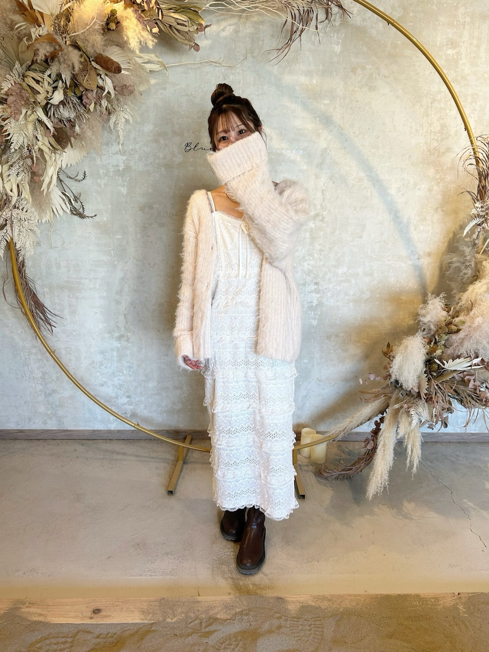 「春のおしゃ見えテクニック、春、春ファッション、ワンピース、春カラー、淡色コーデ、淡色女子、淡色、お洒落さんとつながりたい、カーディガン、ワンピーススタイル、キャミワンピ」｜「muguetのcotton lace I line cami op（ワンピース、ホワイト系）」を使った、manaさん（レディース・159cm）の春コーディネートの2枚目の写真