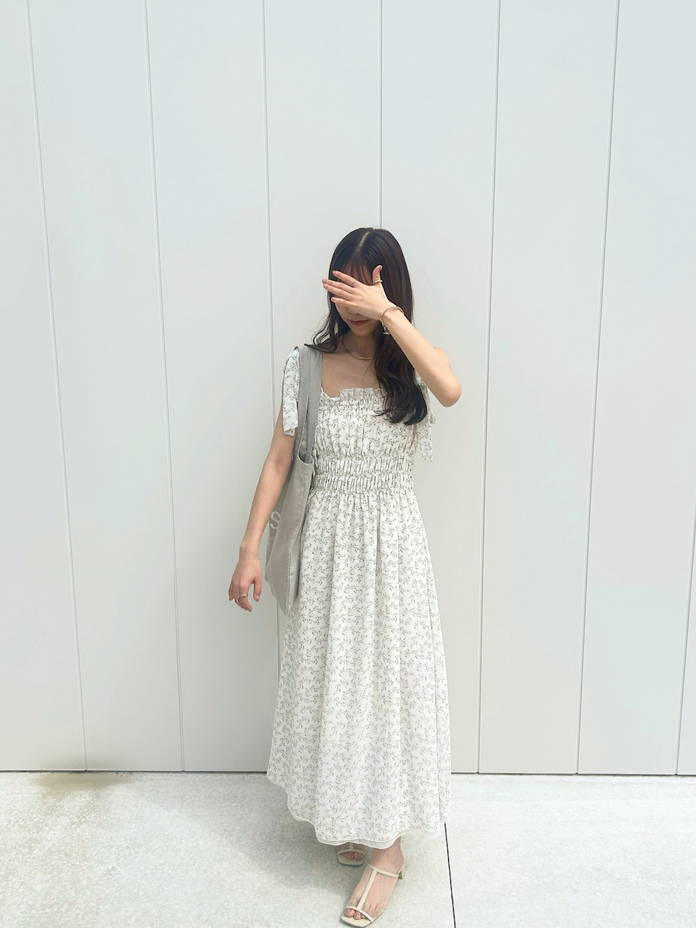 「淡色コーデ、オトナ女子、おしゃれさんと繋がりたい、大人かわいい、ワンピース、花柄、おでかけコーデ、キャミワンピ、ガーリー、フェミニン、ホワイト、ホワイトコーデ、トートバッグ、ワンピースコーデ」｜「muguetのアイテム（ワンピース、ホワイト系）」を使った、manaさん（レディース・159cm）の秋コーディネートの2枚目の写真