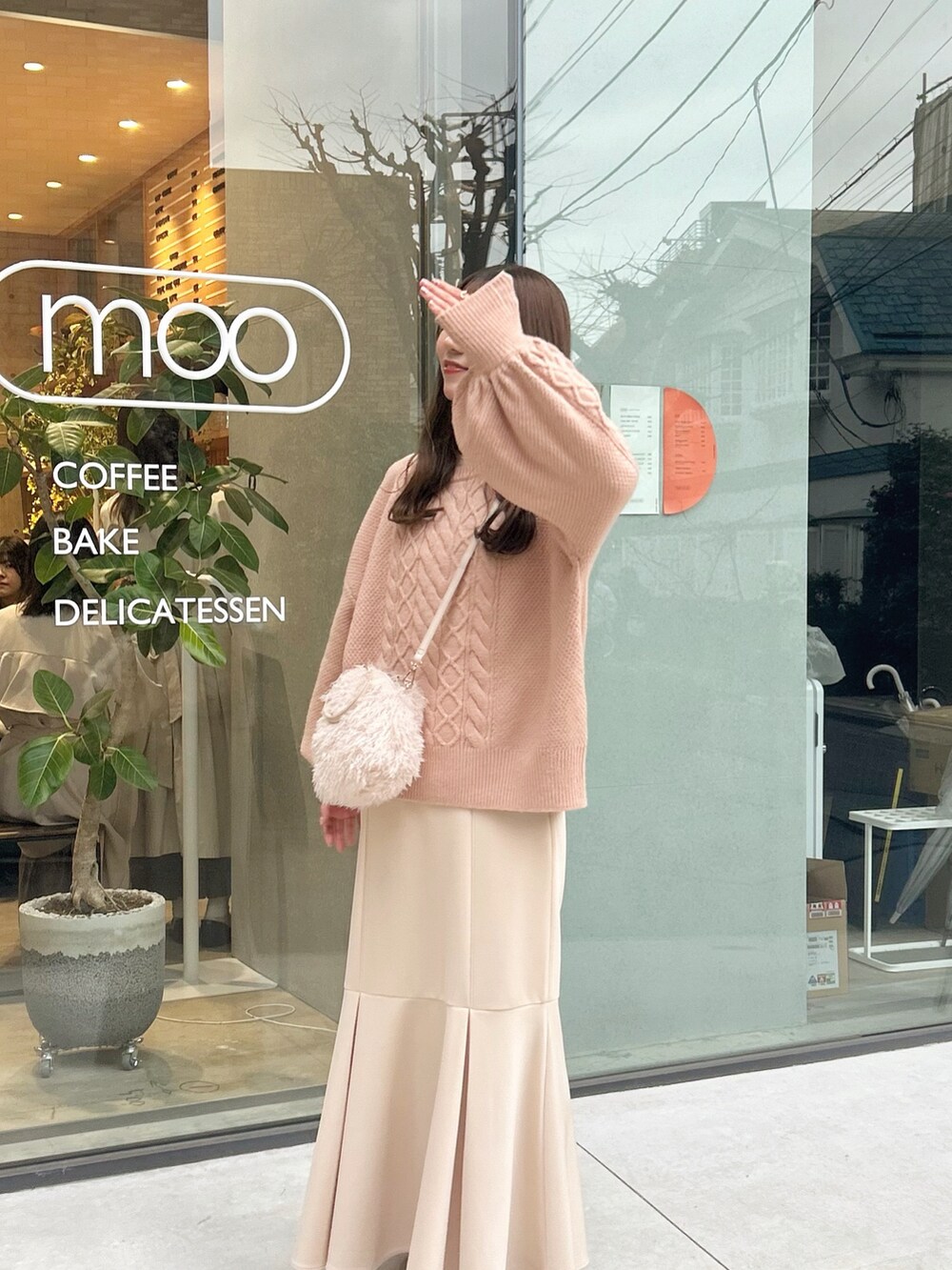 「お出かけコーデ、あざとフェミニンコーデ、muguet、淡色コーデ、淡色女子、淡色、淡色女子と繋がりたい、ootd、春カラー、おでかけコーデ、イエベ、おしゃれさんと繋がりたい、マーメイドスカート」｜「muguetのcable volume pie knit（ニット/セーター、ピンク系）」を使った、manaさん（レディース・159cm）の冬コーディネートの2枚目の写真