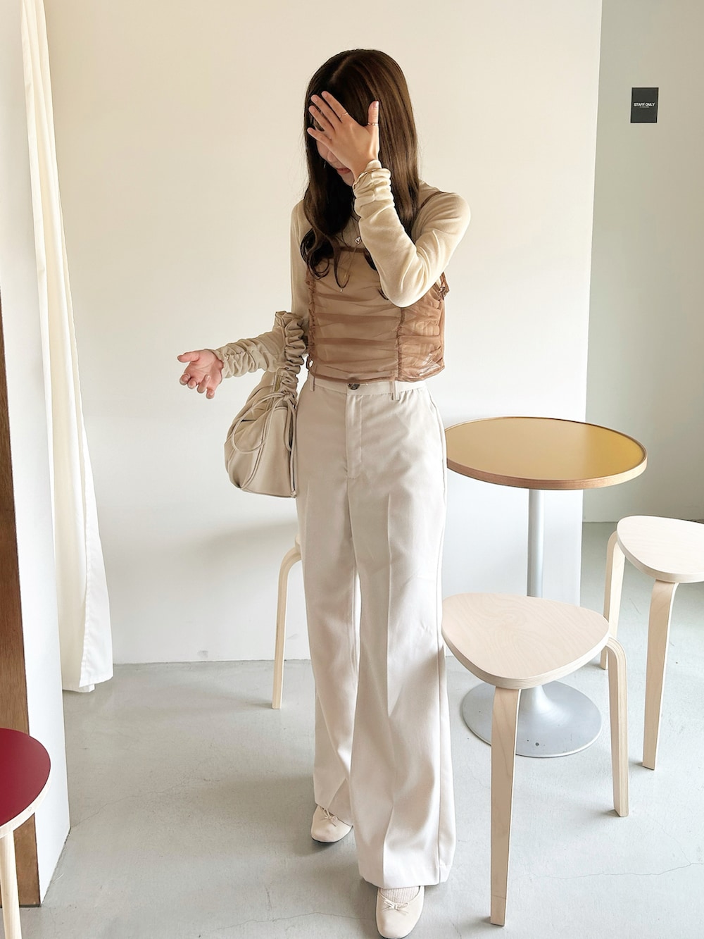 「休日スタイル、お出かけコーデ、カジュアルコーデ、プチプラ、春夏コーデ、オトナカジュアル、リラックススタイル、ゆったりコーデ、シンプル、春ファッション、ビスチェ、シースルー、シースルートップス、淡色コーデ、淡色女子」｜「lawgyのsheer gather cami set long t / シアーギャザーキャミセットロングT（Tシャツ/カットソー、ベージュ系）」を使った、manaさん（レディース・159cm）の春コーディネートの2枚目の写真