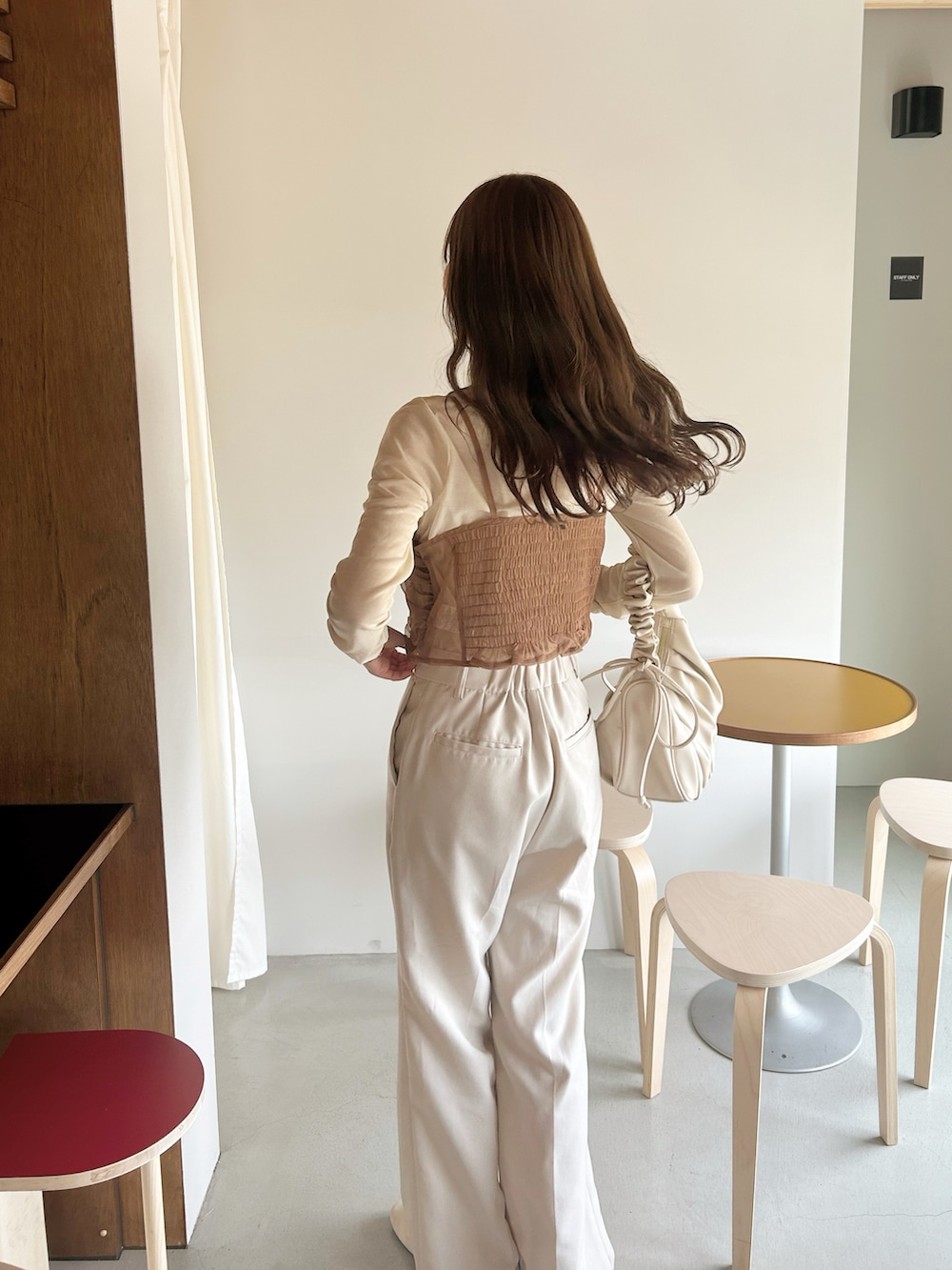 「休日スタイル、お出かけコーデ、カジュアルコーデ、プチプラ、春夏コーデ、オトナカジュアル、リラックススタイル、ゆったりコーデ、シンプル、春ファッション、ビスチェ、シースルー、シースルートップス、淡色コーデ、淡色女子」｜「lawgyのsheer gather cami set long t / シアーギャザーキャミセットロングT（Tシャツ/カットソー、ベージュ系）」を使った、manaさん（レディース・159cm）の春コーディネートの3枚目の写真