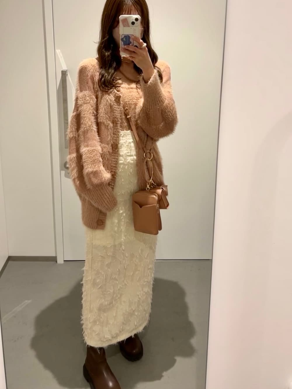 「秋先取りコーデ、秋服まるっと大公開、初秋コーデ、休日コーデ、オトナ女子、大人ガーリー、あざとフェミニンコーデ、muguet、淡色コーデ、淡色女子、淡色、淡色女子と繋がりたい、お洒落さんとつながりたい、大人かわいい」｜「muguetのshaggy knit ensemble（ニット/セーター、ピンク系）」を使った、manaさん（レディース・159cm）の秋コーディネートの2枚目の写真