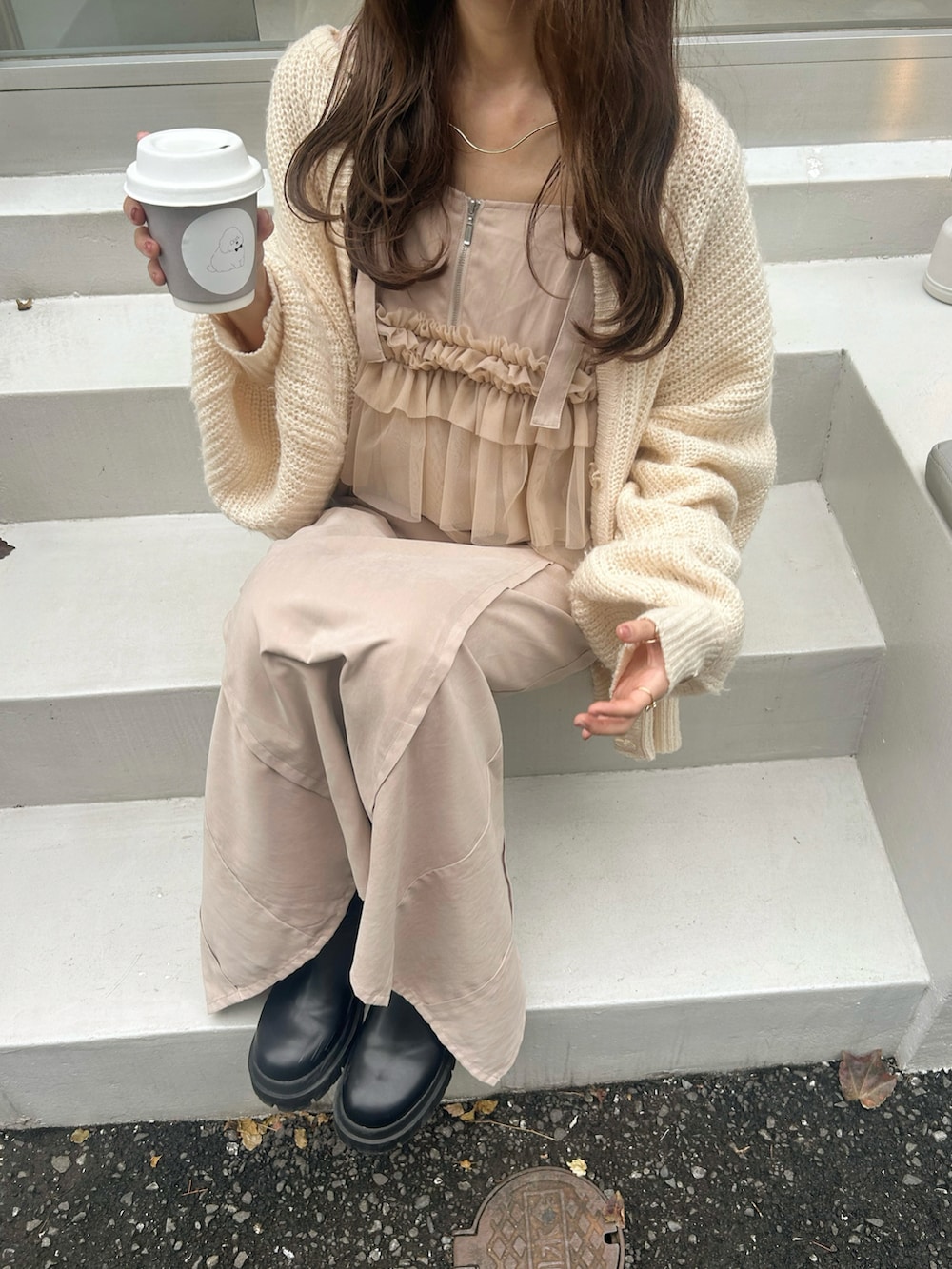 「最近のいい感じコーデ、ゆるコーデ、おしゃれさんと繋がりたい、オトナカワイイ、秋冬、着回しコーデ、おでかけコーデ、今日のコーデ、秋服コーデ、ロングワンピース、テーマパークコーデ、カーディガン、淡色コーデ」｜「muguetのclear button volume knit cardigan（カーディガン/ボレロ、ホワイト系）」を使った、manaさん（骨格ナチュラル・レディース・159cm）の秋コーディネートの2枚目の写真