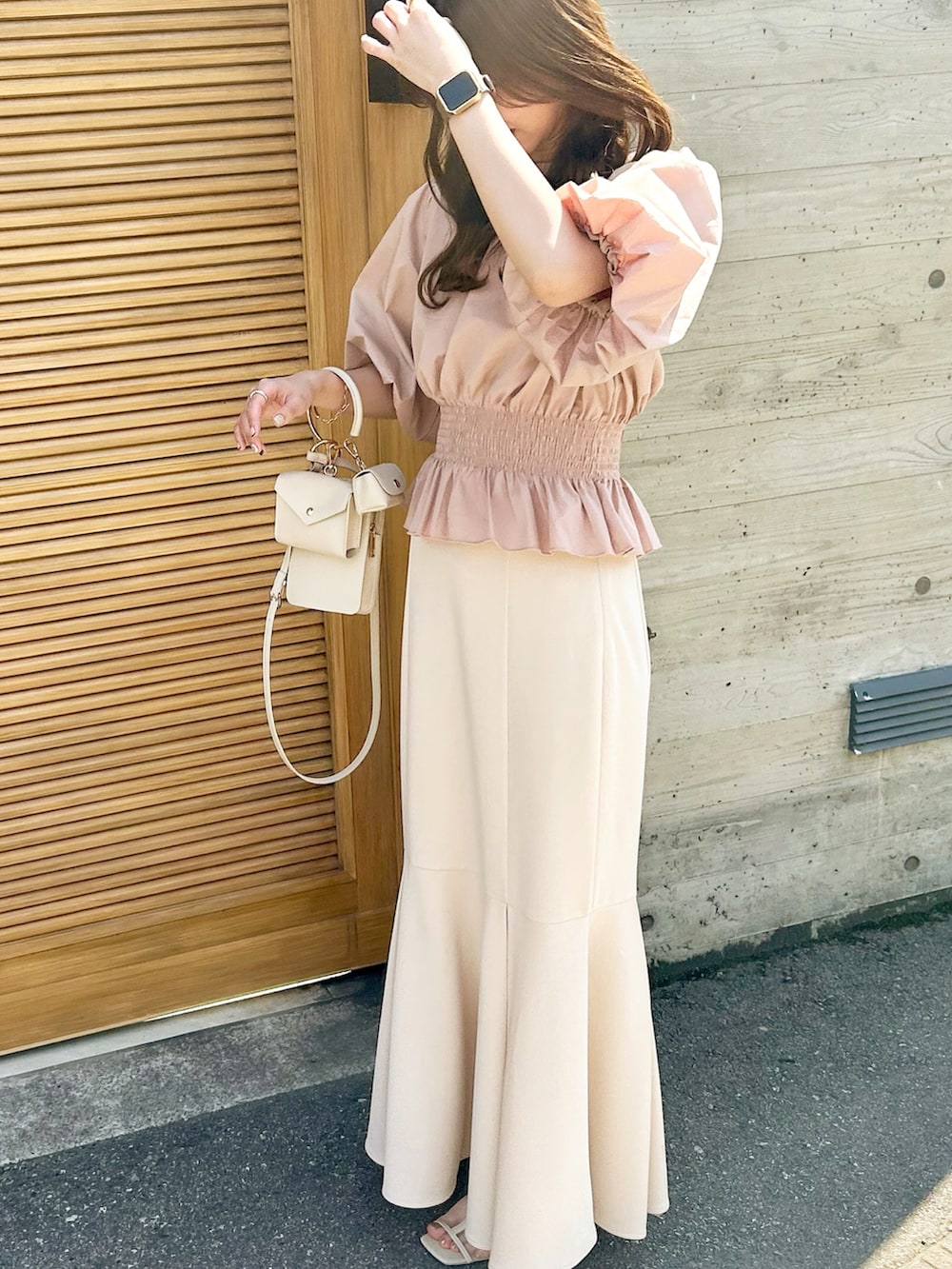 「初秋コーデ、休日コーデ、大人ガーリー、お洒落さんとつながりたい、マーメイドスカート、袖ボリューム、大人かわいい、淡色コーデ、淡色女子、淡色、淡色女子と繋がりたい、あざとフェミニンコーデ、muguet」｜「muguetのアイテム（スカート、ホワイト系）」を使った、manaさん（レディース・159cm）の秋コーディネートの2枚目の写真