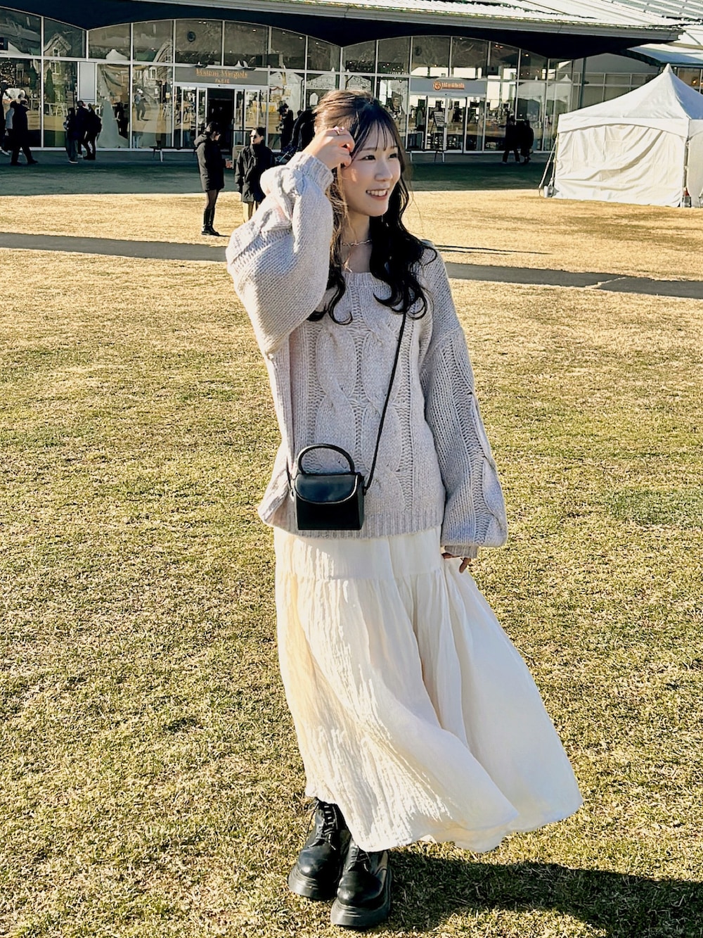 「おしゃれさんと繋がりたい、秋冬コーデ、ootd、ブーツスタイル、いいね、save、フォローお願いします🤑、淡色女子、ミニバッグ、あざとフェミニンコーデ、muguet、カラーコーデ、ニット、おでかけコーデ、ゆったりコーデ」｜「muguetのcable prima knit（ニット/セーター、パープル系）」を使った、manaさん（レディース・159cm）の冬コーディネートの2枚目の写真