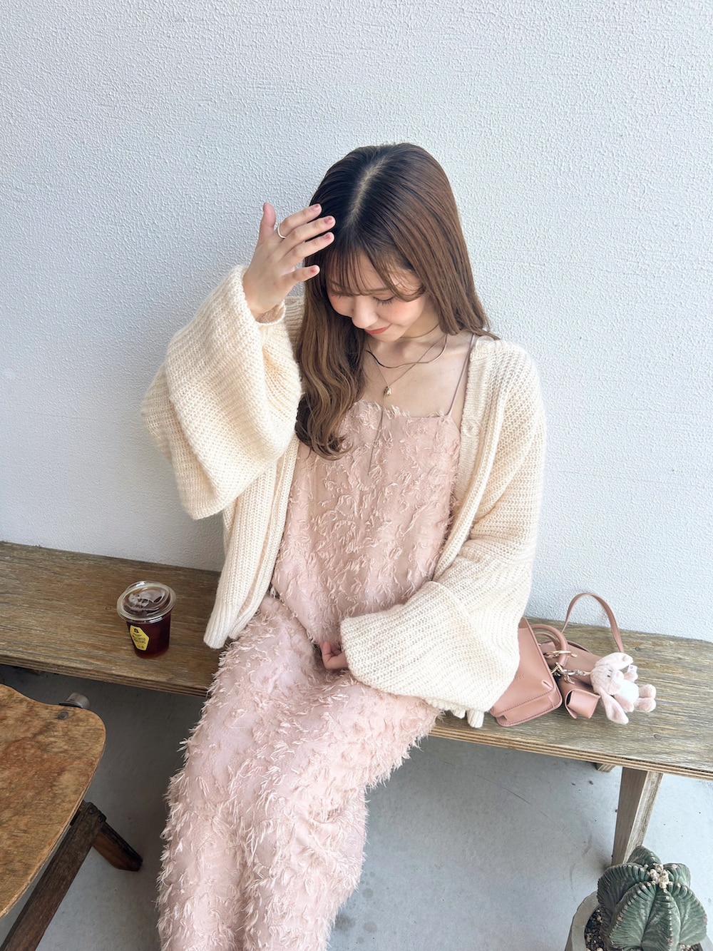 「秋っぽコーデ更新中、休日スタイル、秋服コーデ、オトナ女子、お出かけコーデ、秋冬コーデ、大人かわいい、大人ガーリー、muguet、カーディガン、キャミワンピ、ピンクコーデ、ピンク、淡色コーデ、淡色」｜「muguetのshaggy jacquard cami op（ワンピース、ピンク系）」を使った、manaさん（レディース・159cm）の秋コーディネートの2枚目の写真