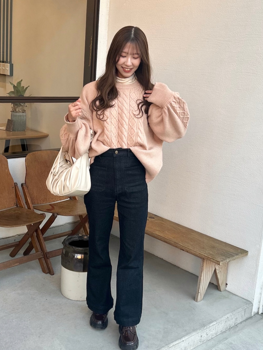 「あざとフェミニンコーデ、muguet、おしゃれさんと繋がりたい、大人かわいい、楽チンコーデ、秋冬コーデ、カラーコーデ、着回しコーデ、いいね、save、フォローお願いします🤑、淡色女子、デニム、デニムパンツ、ニット、ニットコーデ」｜「muguetのcable volume pie knit（ニット/セーター、ピンク系）」を使った、manaさん（レディース・159cm）の冬コーディネートの2枚目の写真