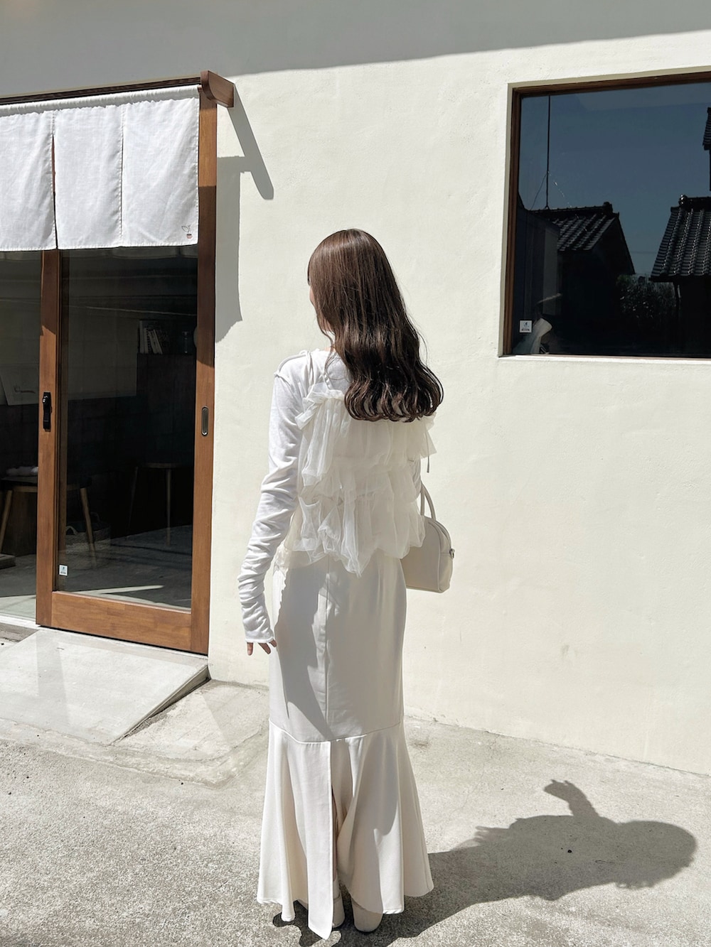 「休日スタイル、春ファッション、お出かけコーデ、ビスチェ、チュール、チュールトップス、マーメイドスカート、ホワイトコーデ、ワントーンコーデ、淡色コーデ、淡色女子、プチプラ、カジュアルガーリー」｜「Louereのハイウエストフレアマーメイドスカート（スカート、ホワイト系）」を使った、manaさん（レディース・159cm）の春コーディネートの2枚目の写真