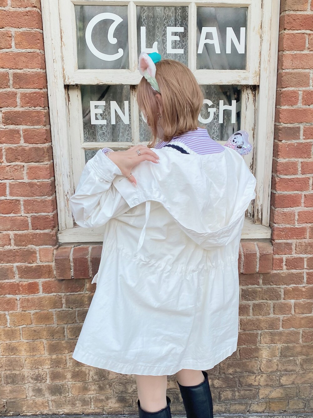 パープル系のシャツ/ブラウス、ホワイト系のベスト、ホワイト系のブルゾンを着用したレディースの春コーディネートの3枚目の写真