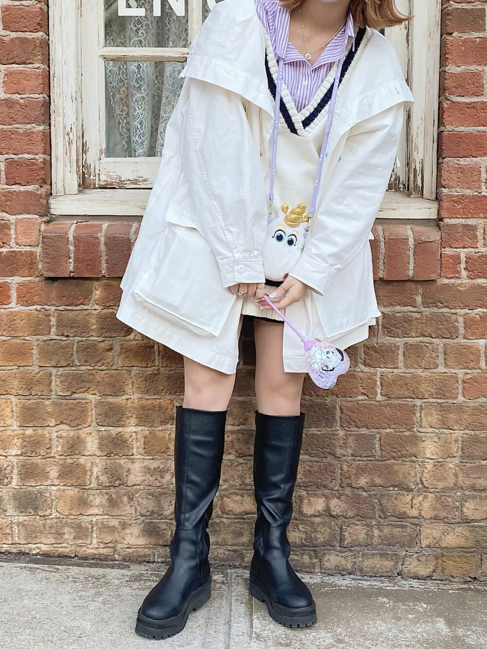 パープル系のシャツ/ブラウス、ホワイト系のベスト、ホワイト系のブルゾンを着用したレディースの春コーディネートの2枚目の写真