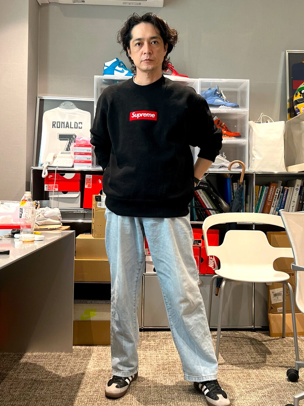 ブラック系のスウェット、ブルー系のデニムパンツ、ブラック系のスニーカーを着用したメンズの春コーディネートの5枚目の写真