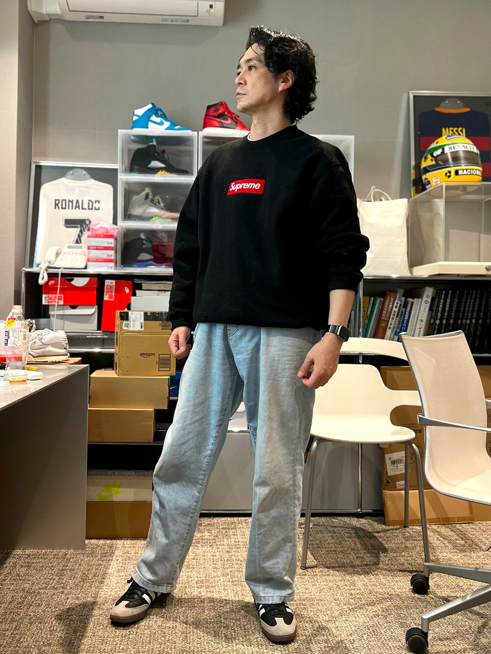 ブラック系のスウェット、ブルー系のデニムパンツ、ブラック系のスニーカーを着用したメンズの春コーディネートの4枚目の写真